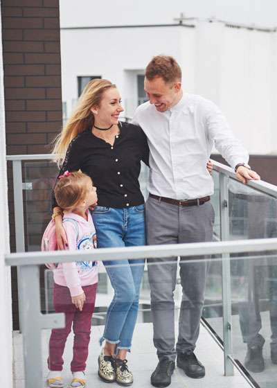the-young-family-chooses-new-housing-QJ83N7L